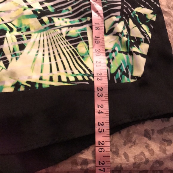 Dana Buchman  X-Large green & black print silky oversized V-Neck top NWT - Picture 10 of 15